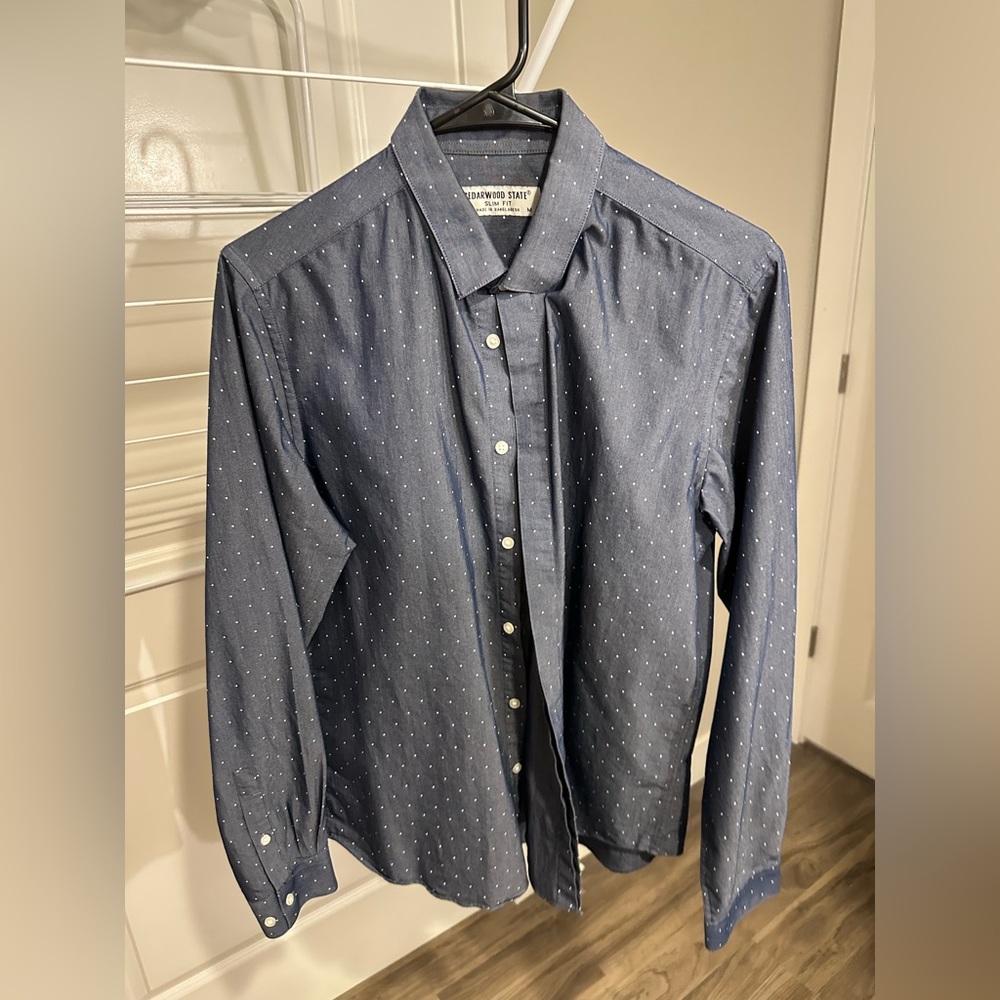 Men’s dress shirt lightly used M slim fit